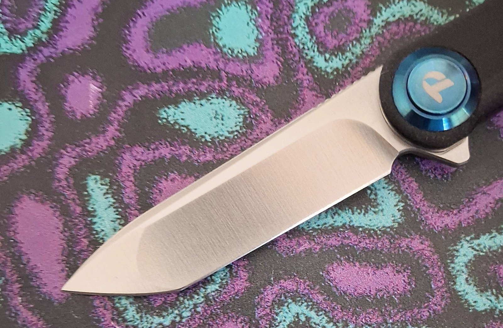 Dreamtech K4324GB Pivot Button Lock Black G10 Blue Accents 14C28N Pocket Knife