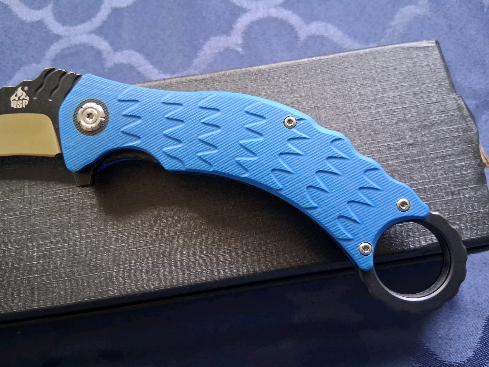 🔥 QSP – Eagle Karambit Flipper Knife w/Blue G10 Handle & D2 Blade (QS120)