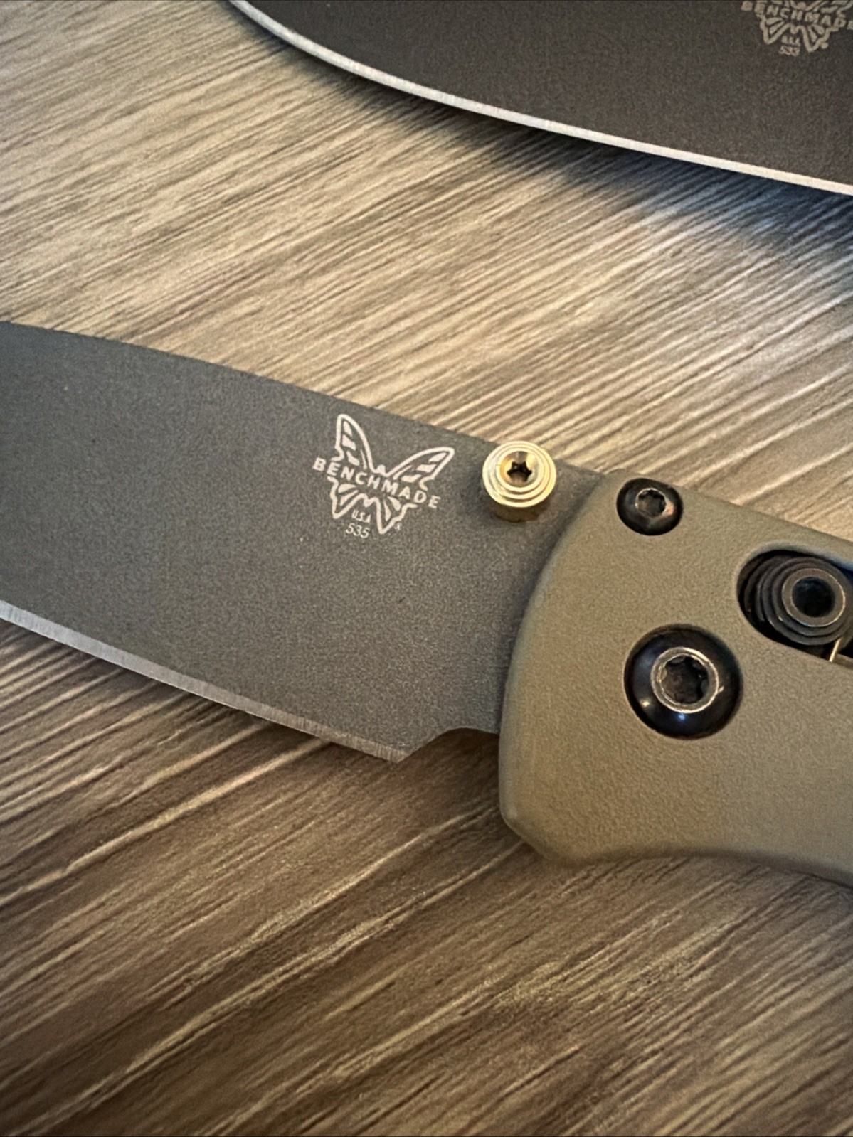 Set Of 2 Benchmade knives-533 Mini Bugout Sea Foam/535 Bugout Ranger Green