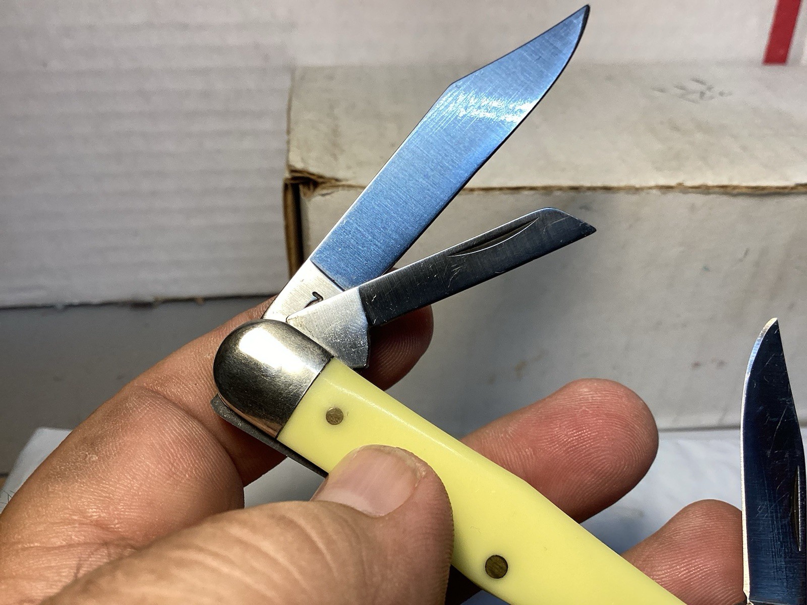 Camillus USA Yellow Jacket 72 Medium Stockman Pocketknife Yellow Handle. Nice