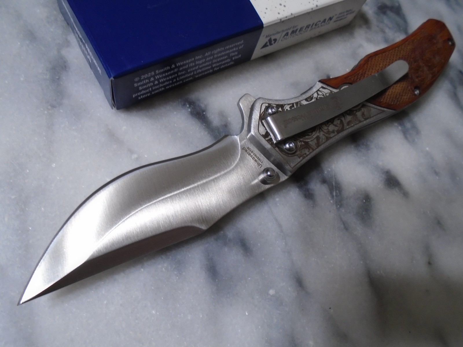 Smith & Wesson Unwavered Assisted Open Pocket Knife Fancy Folder 1193150 Wood