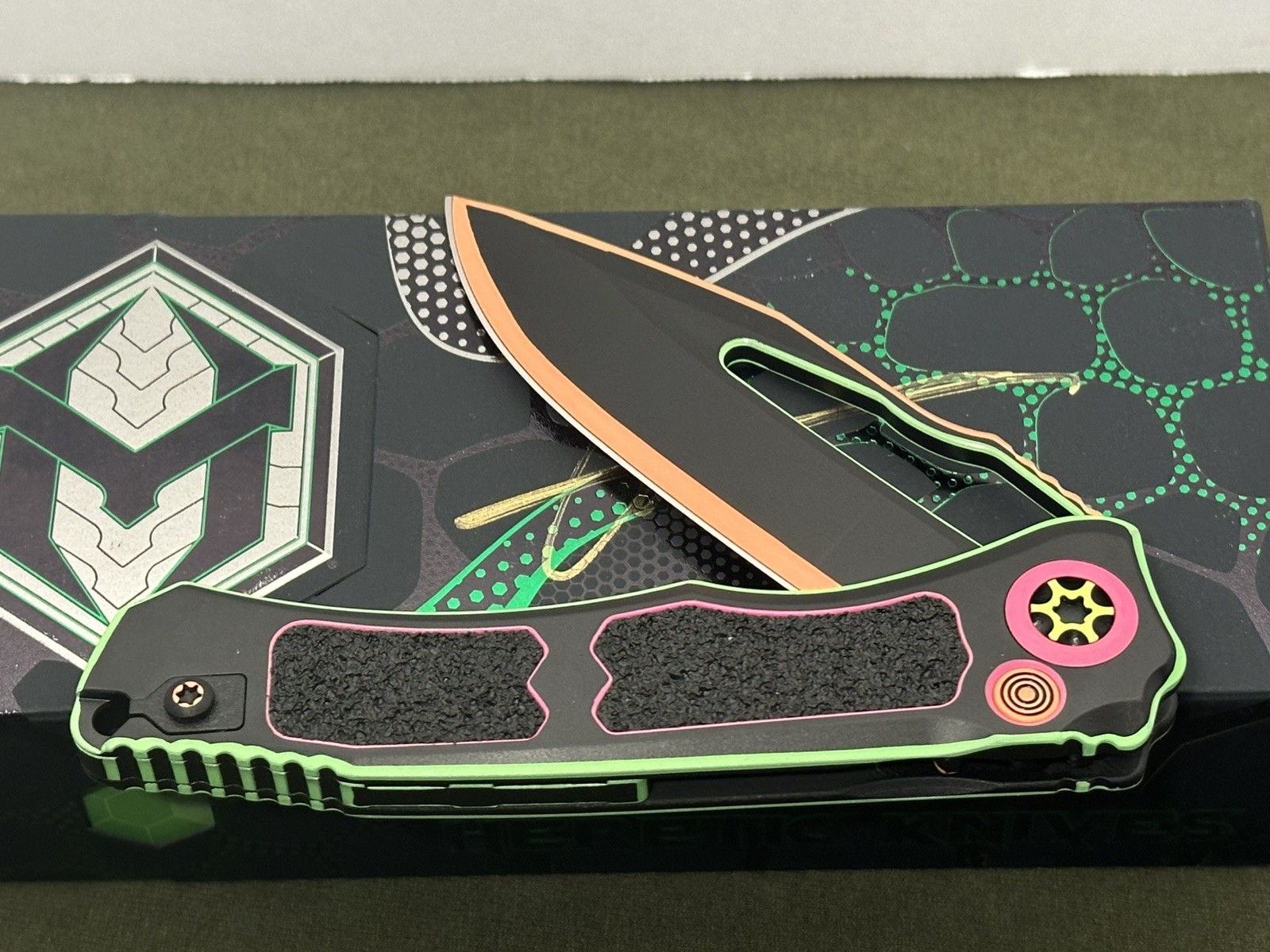 Heretic Wraith V4 Manual Knife Clip Point BROP Exclusive 80’s Cel Shading #019