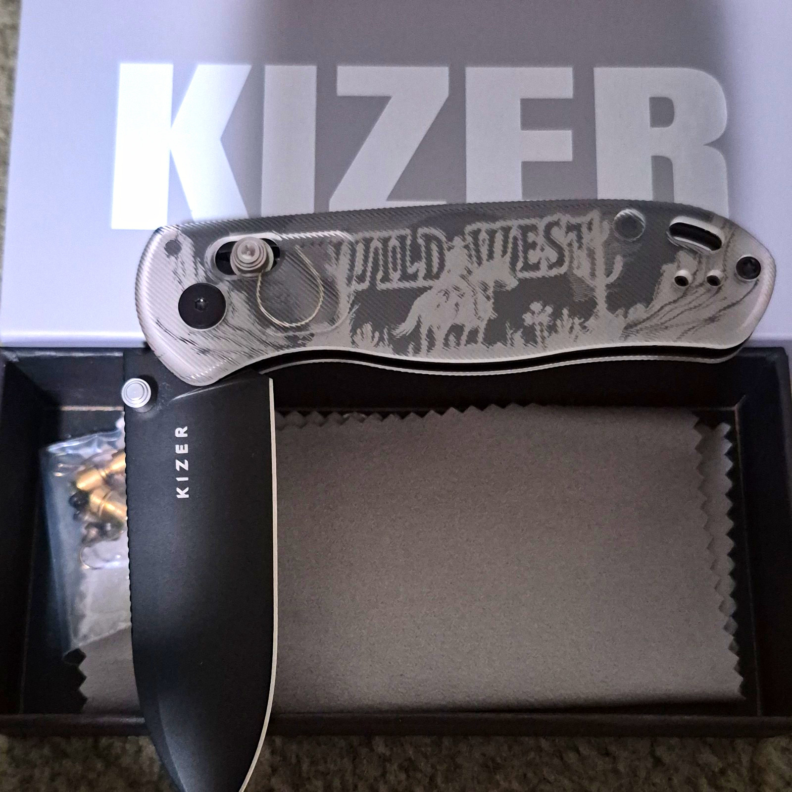 Kizer Drop Bear Pocketknife Gray Metal Handle Black Drop Point Plain, 2024
