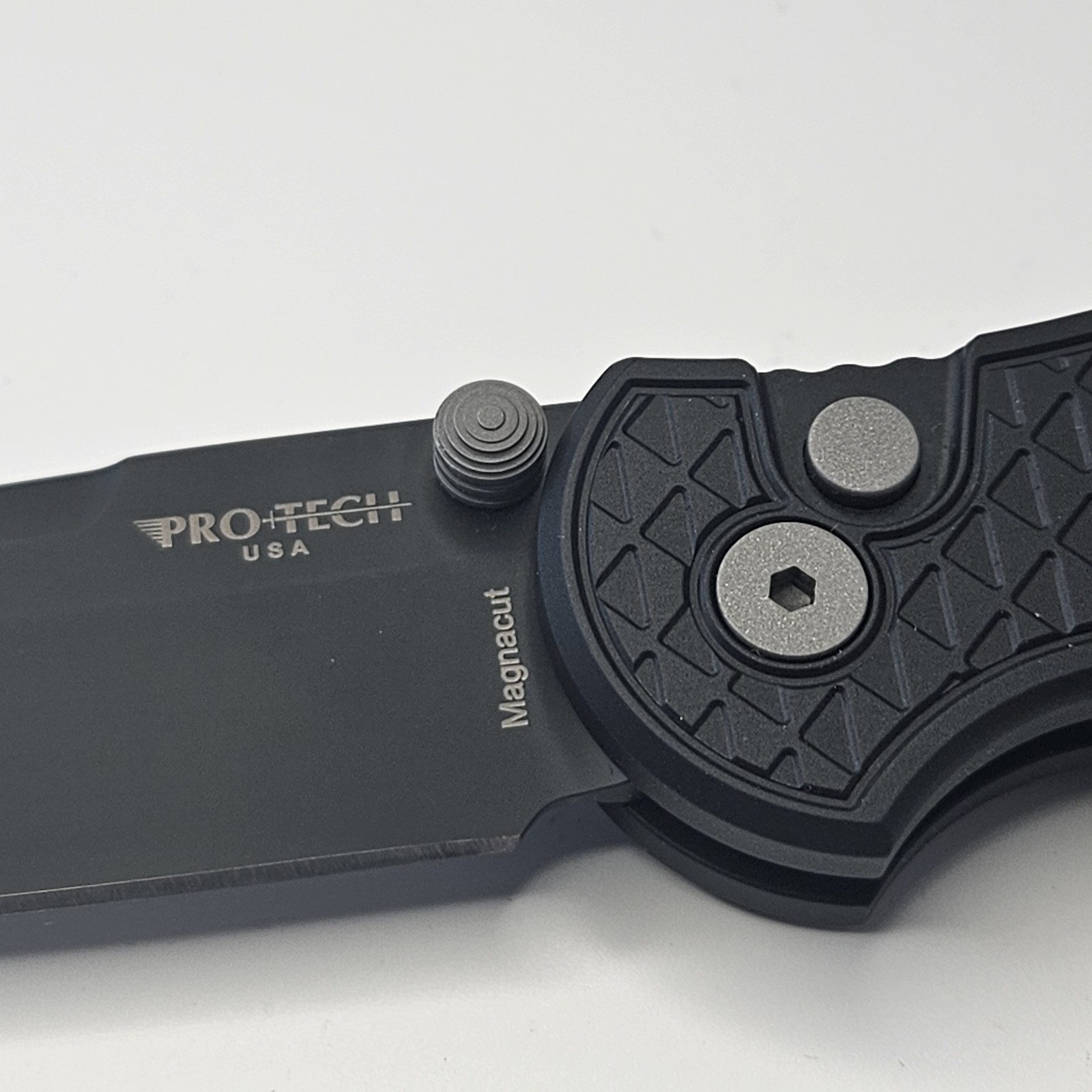 Pro-Tech Integrity INT1106 DLC Magnacut Plain Drop Point Black Aluminum Manual