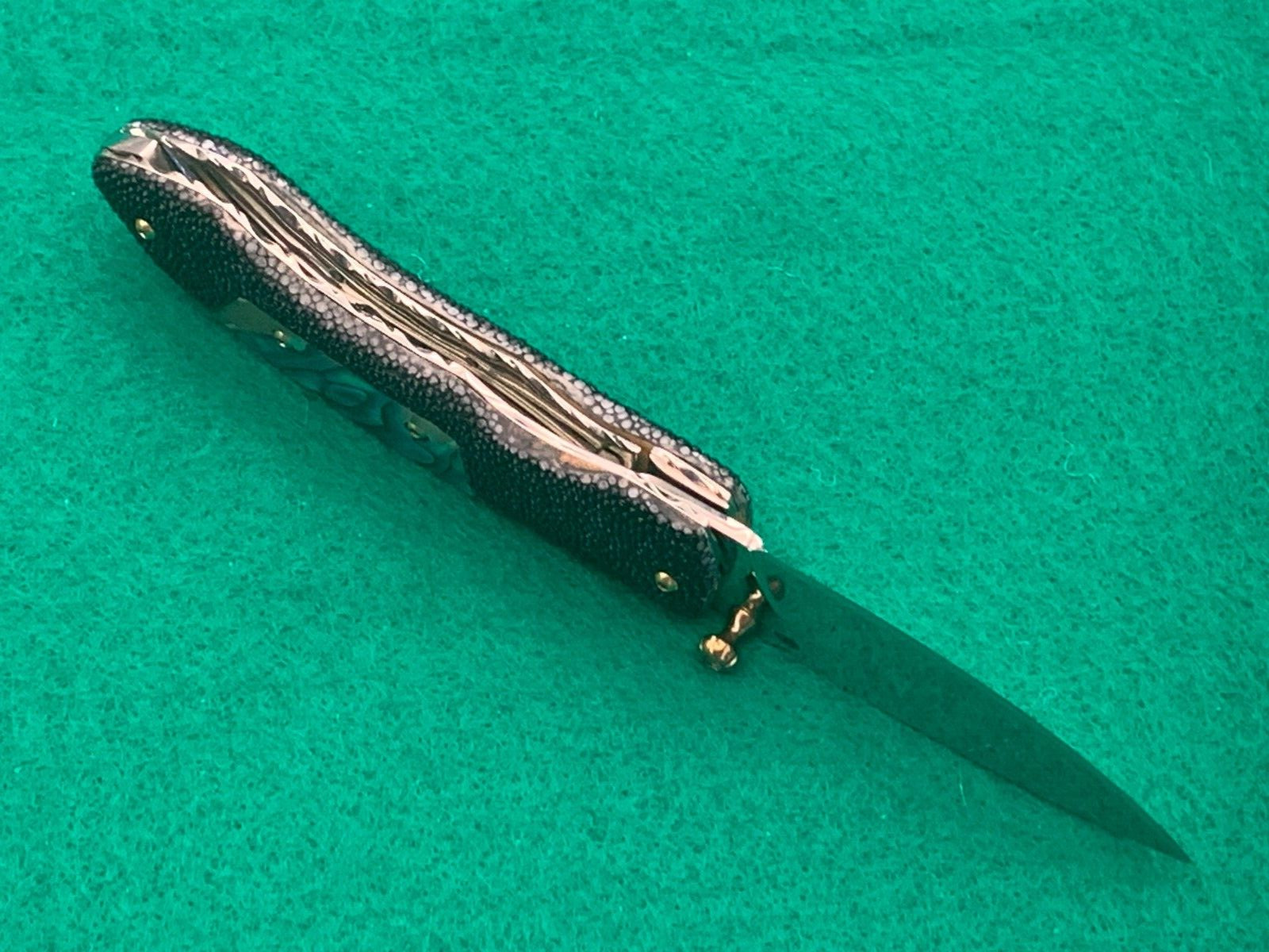 CUSTOM TAWEESAK KNIFE MOTHER OF PEARL / CASE NONE BETTER MUSEUM QUALITY) w/CASE