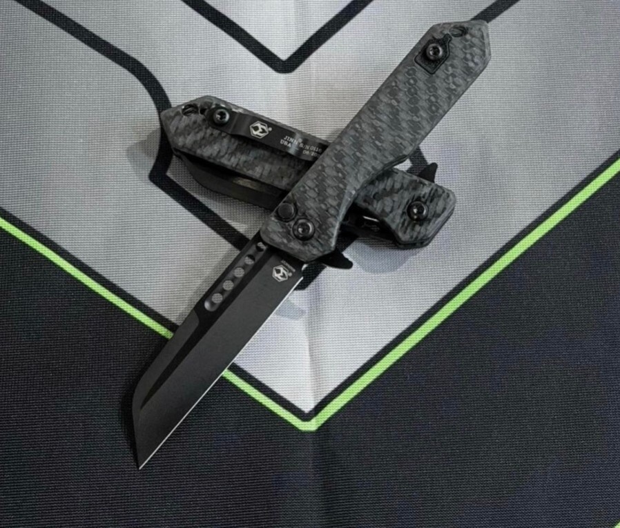 Heretic Jinn – Glow Carbon Fiber Handle, Manual, Wharncliffe Black DLC Blade