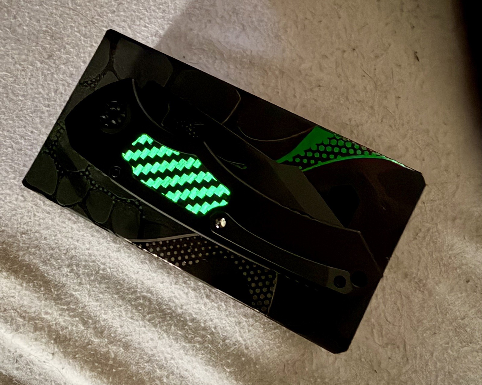 Heretic Knives Pariah DLC Magnacut Carbon Fiber Glow Inlay Trit. Thumb Stud