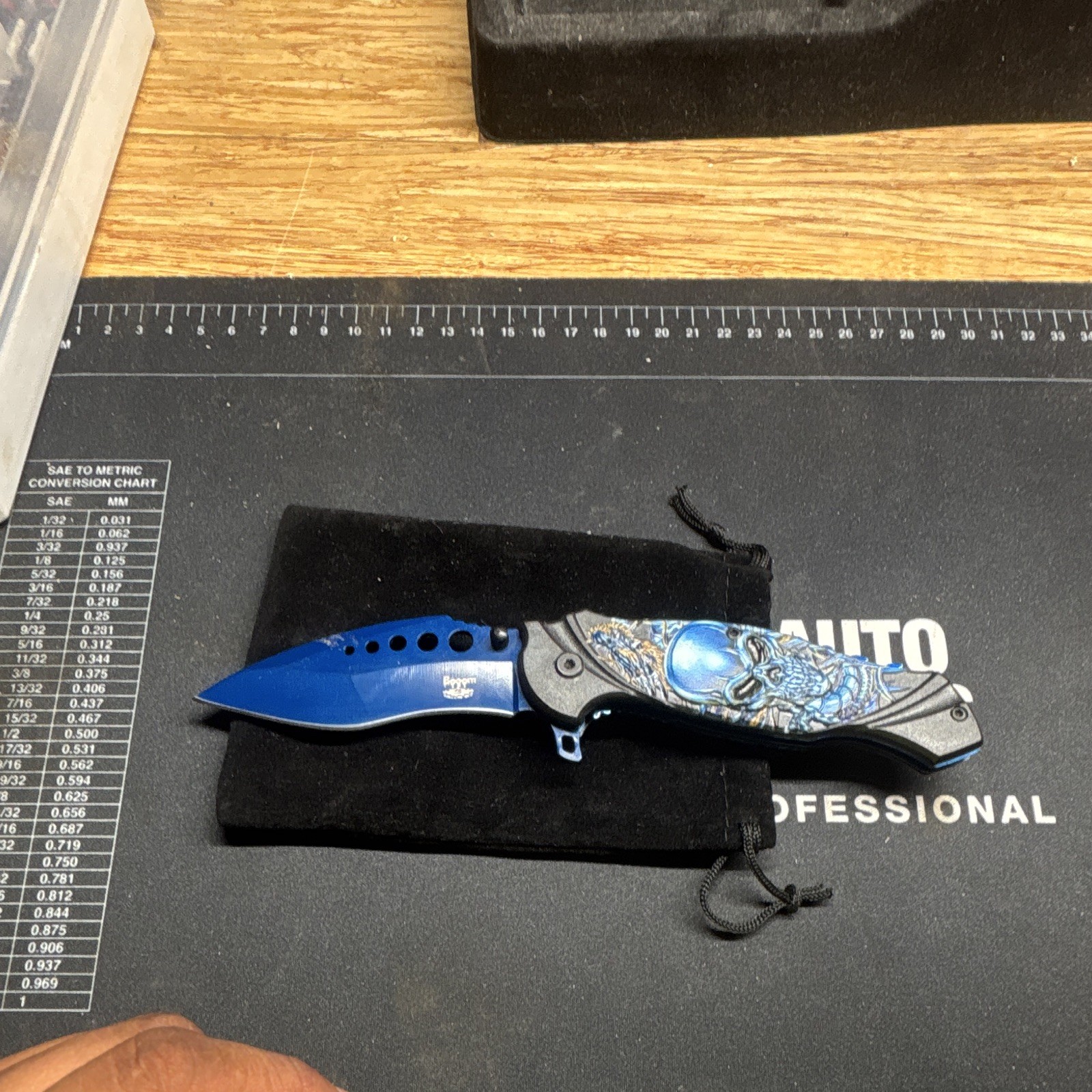 Skull Folding Pocketknife Manual Drop Point Plain Edge 2.76-4in SS Liner Lock