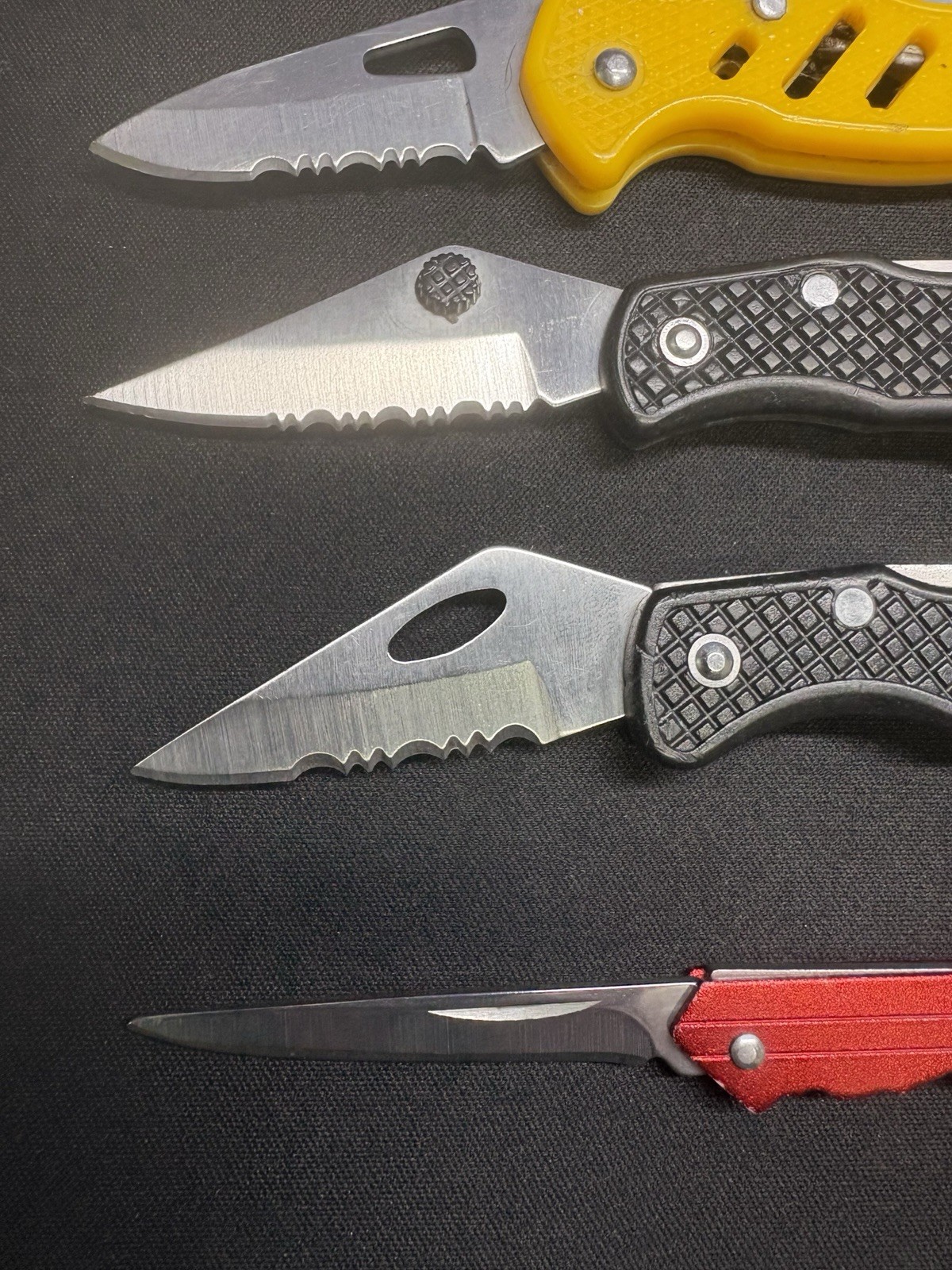 7 Count Lock Back EDC Knives. 2 Smith And Wesson 4 Non Branded 1 Key Knives
