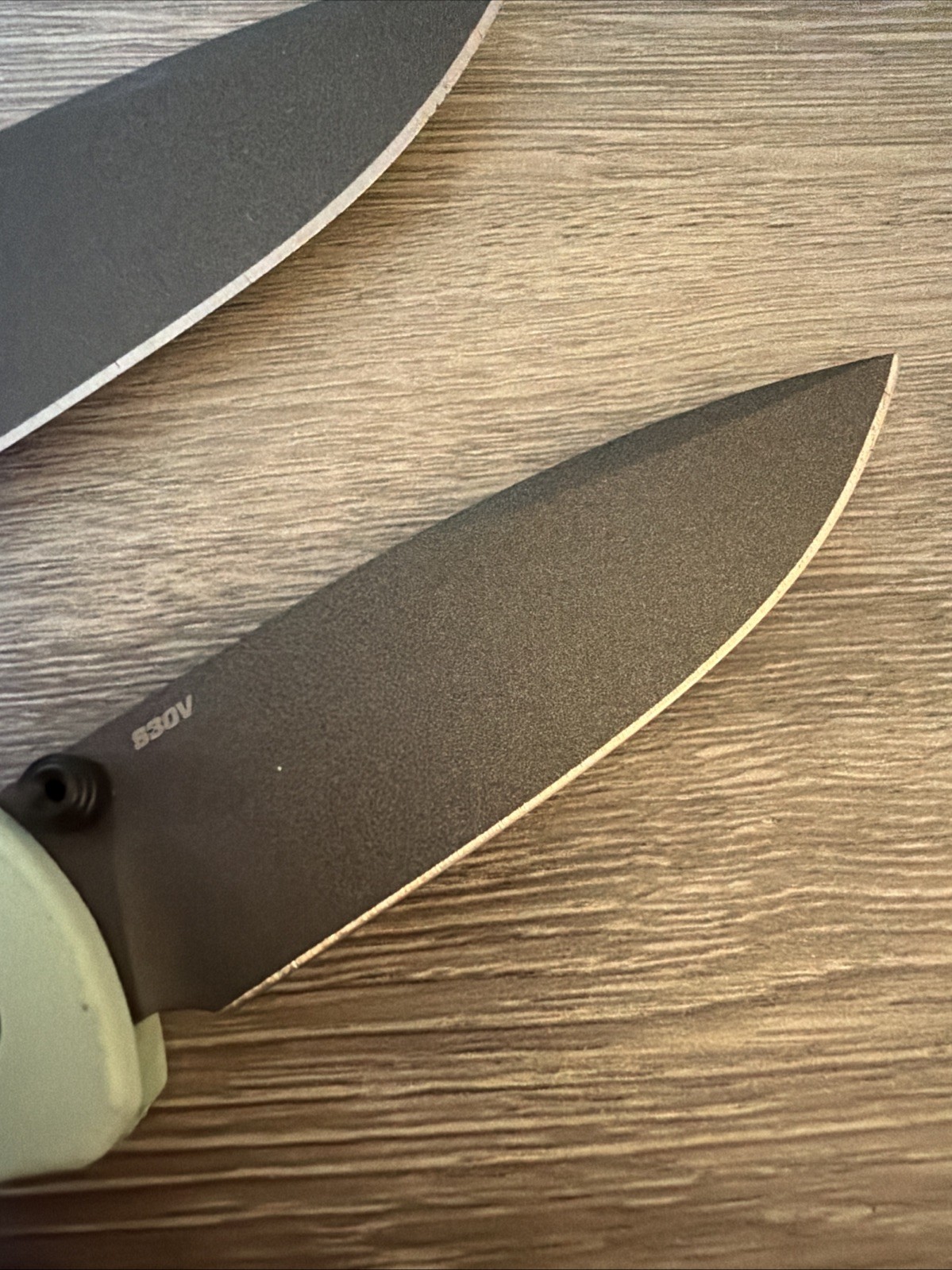 Set Of 2 Benchmade knives-533 Mini Bugout Sea Foam/535 Bugout Ranger Green