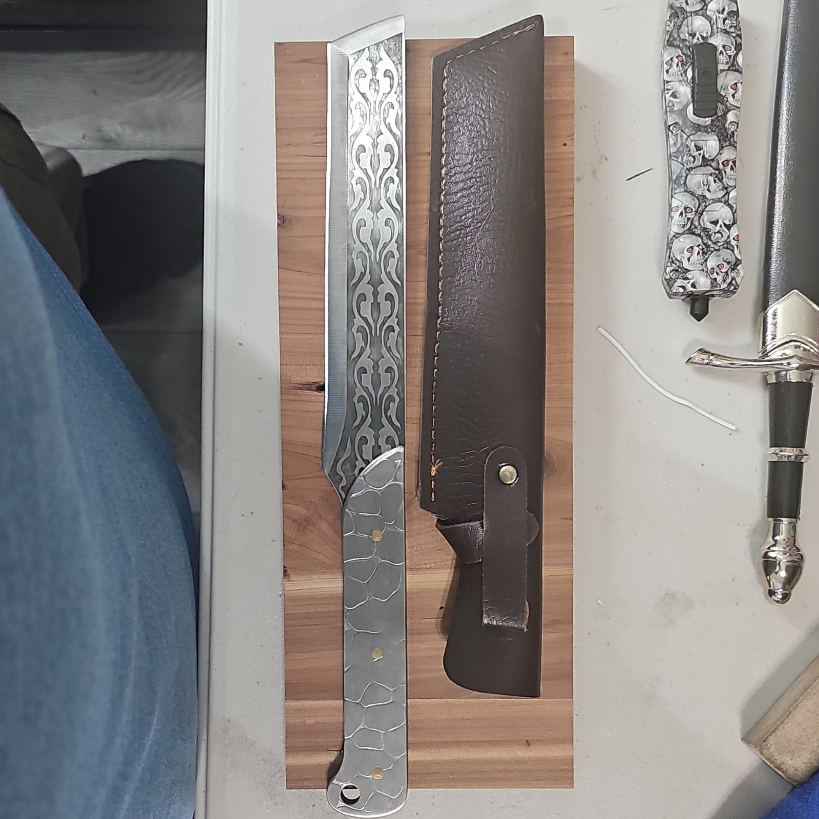 Hunting Fixed Blade Knife Over 5in Damascus Drop Point Full Tang, Sheath