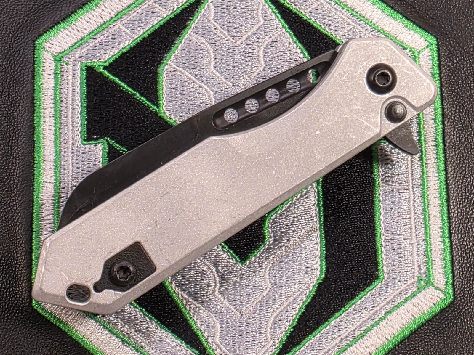 Heretic Jinn Button Lock  Flipper  Battle Black MagnaCut  Blizzard Worn Chassis