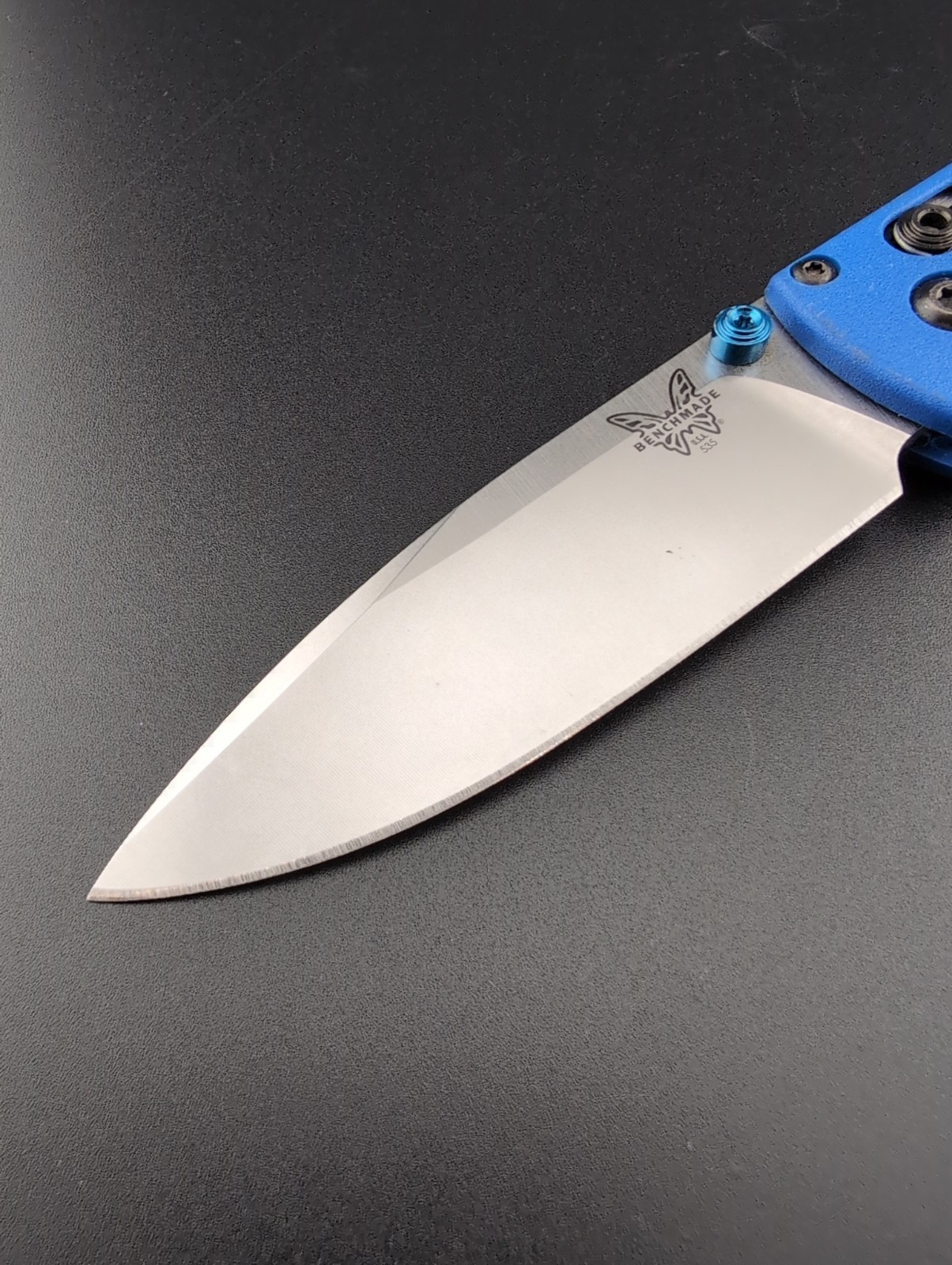 Benchmade – 535 Bugout – Blue Grivory Handles S30V Plain Satin Blade – BS-155