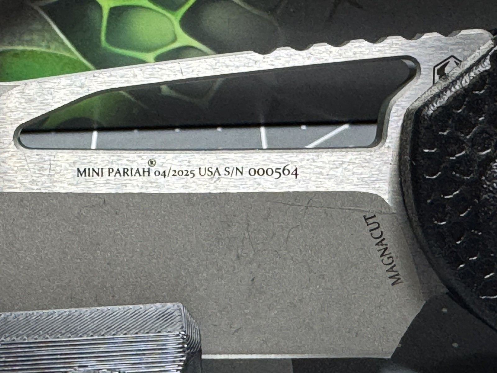 Heretic Knives Combo – Mini Pariah Magnacut Single Edge & Heretic Knives Shirt