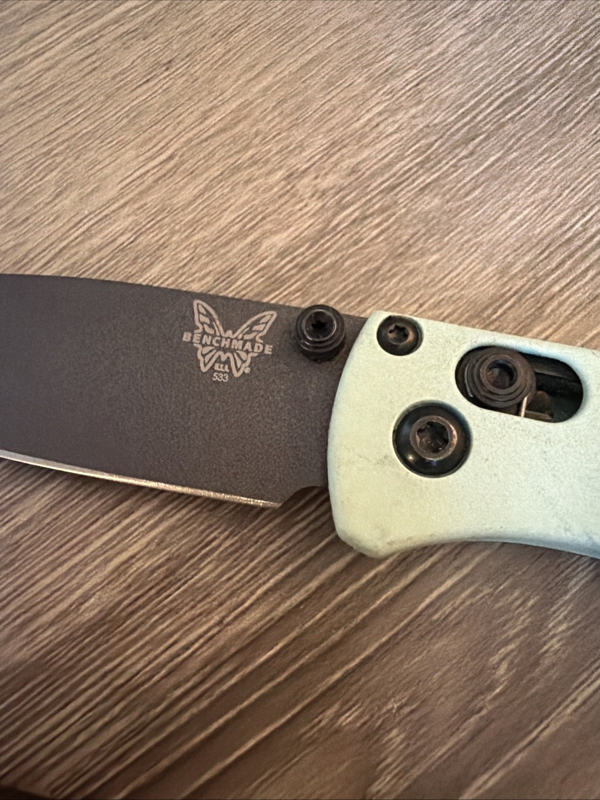 Set Of 2 Benchmade knives-533 Mini Bugout Sea Foam/535 Bugout Ranger Green