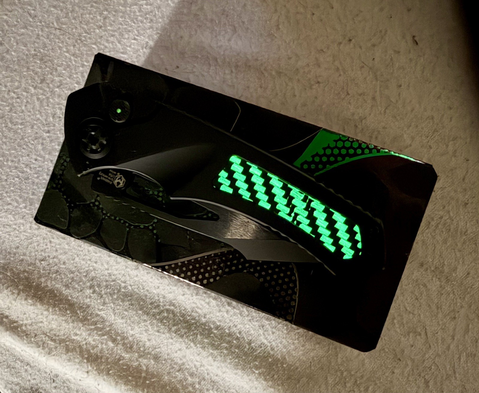 Heretic Knives Pariah DLC Magnacut Carbon Fiber Glow Inlay Trit. Thumb Stud