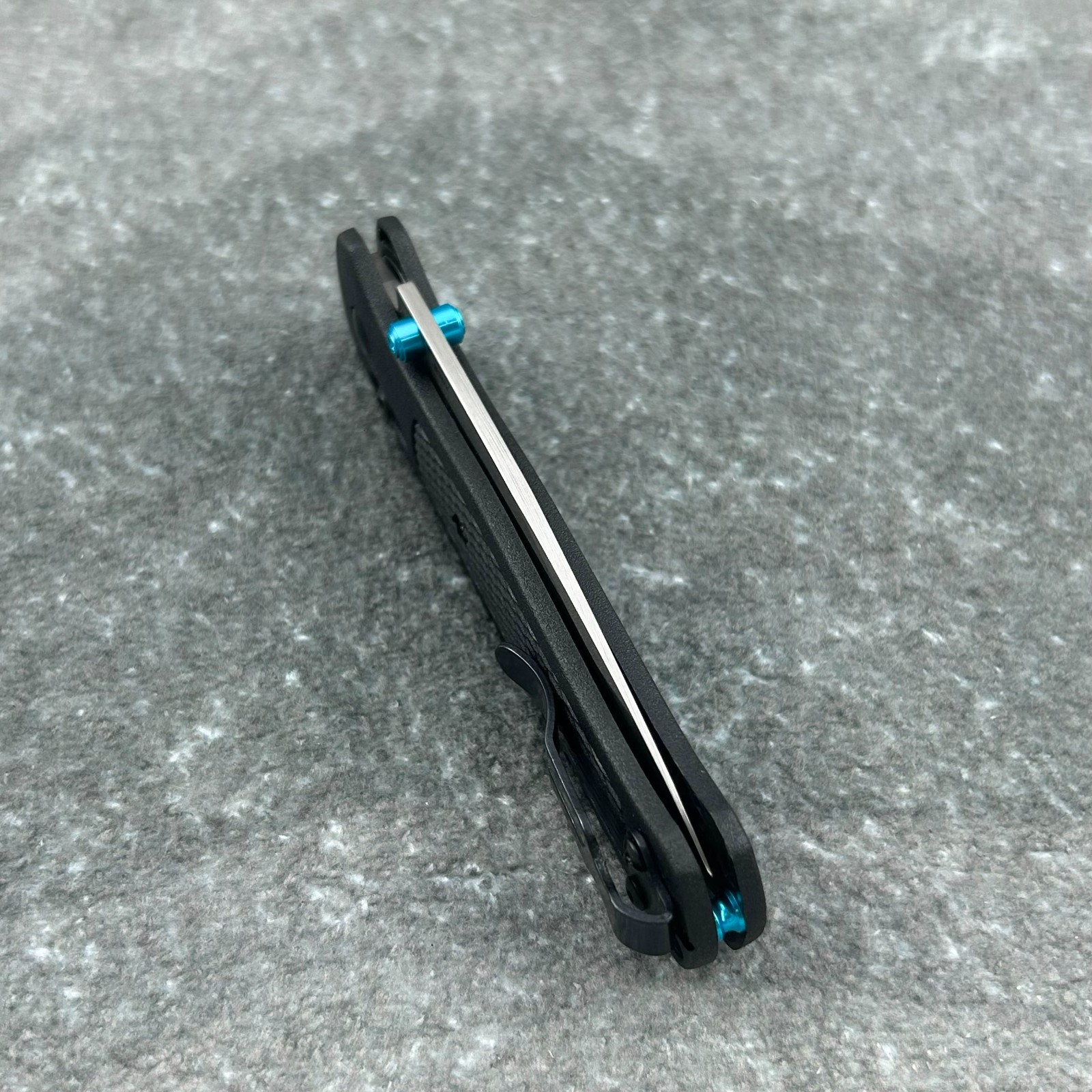 Benchmade-Bugout-(535BK-2) Black CF-Elite Handle CPM-S30V-Satin Drop Point Knive