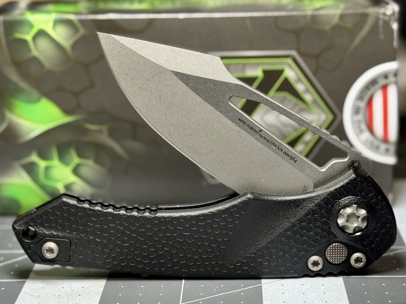 Heretic Knives Combo – Mini Pariah Magnacut Single Edge & Heretic Knives Shirt