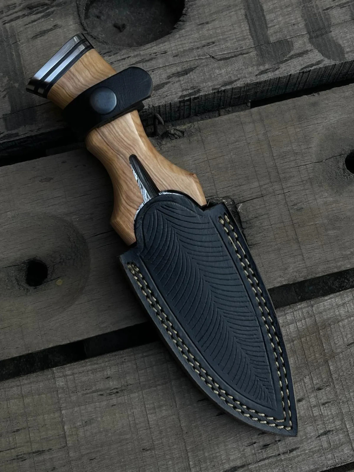 Damascus Steel Feather Knife: Hand Forged Hunting Knife with Sheath