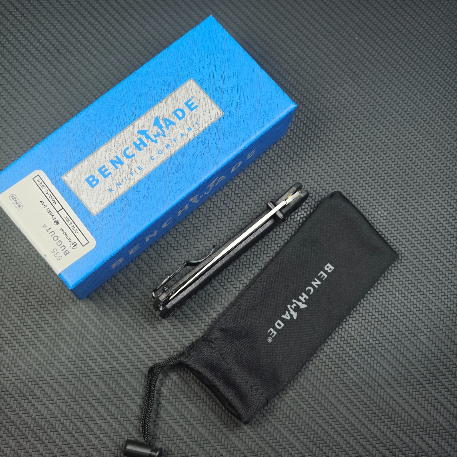 Benchmade-Knives Bugout-(535) Black CF-Elite Handle CPM-S30V-Steel Knives EDC