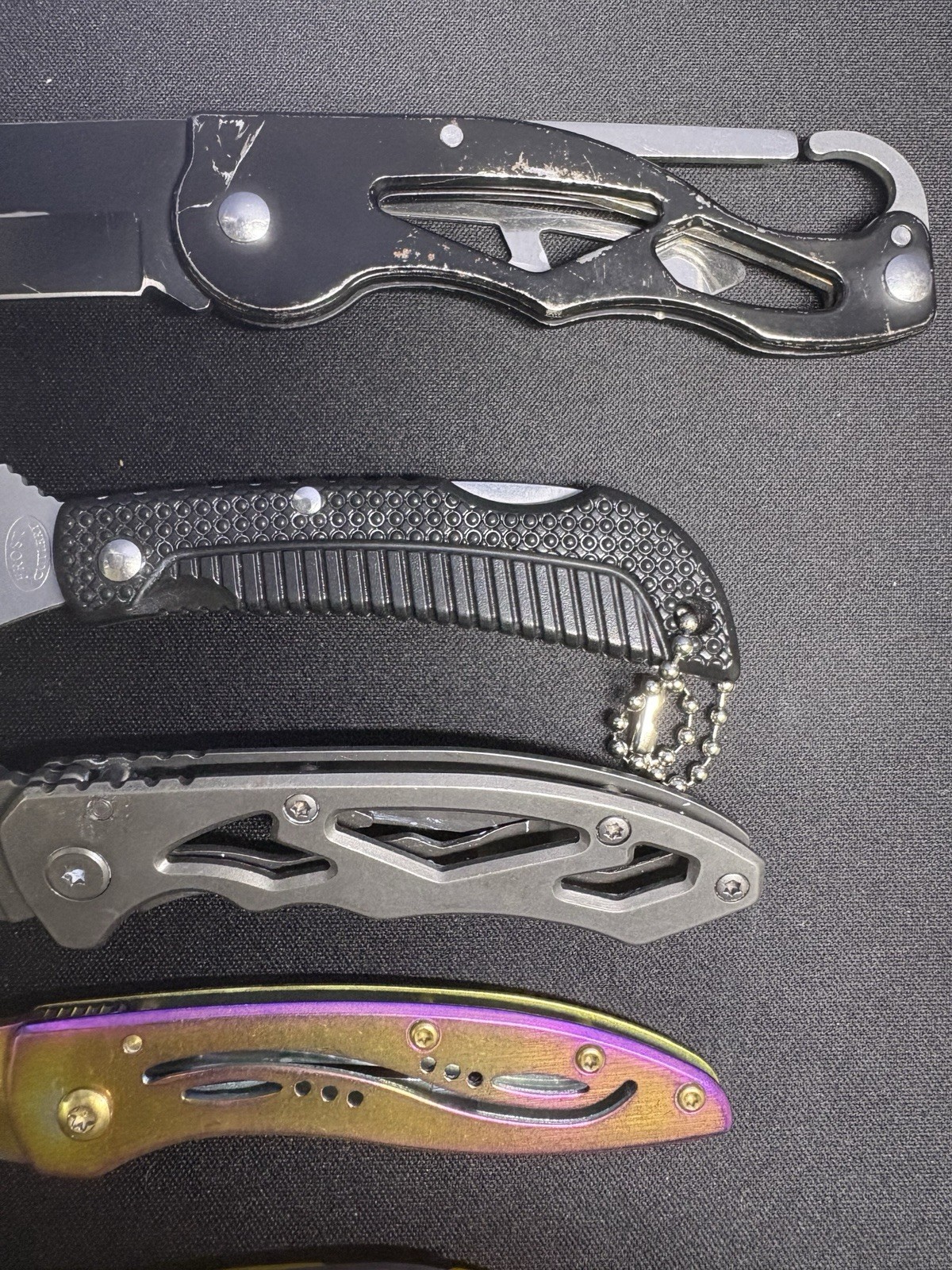 7 Count Lock Back EDC Knives. 2 Smith And Wesson 4 Non Branded 1 Key Knives