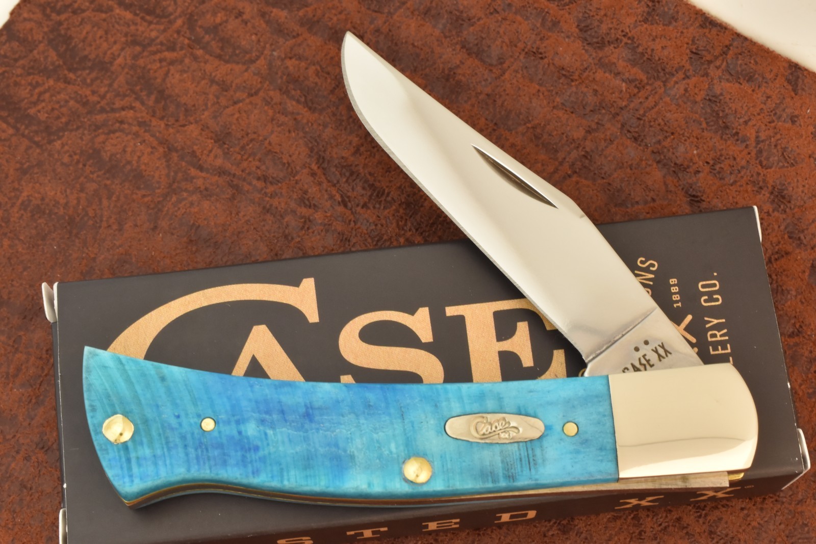 CASE XX USA 2026 SAWCUT CARIBBEAN BLUE BONE AXE HANDLE KNIFE TB61135 SS (36506)