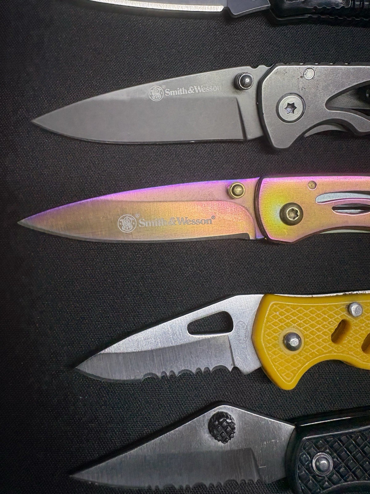 7 Count Lock Back EDC Knives. 2 Smith And Wesson 4 Non Branded 1 Key Knives