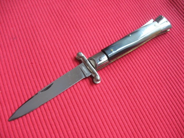 Vintage Italian 1960’s Manual Swing Guard Knife