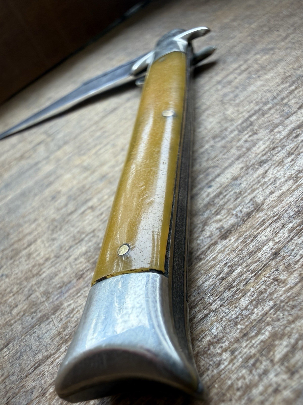 W.R. Case & Sons B1051 Fishtail Bow Tie Knife 1905-1914 Yellow Antique Rare