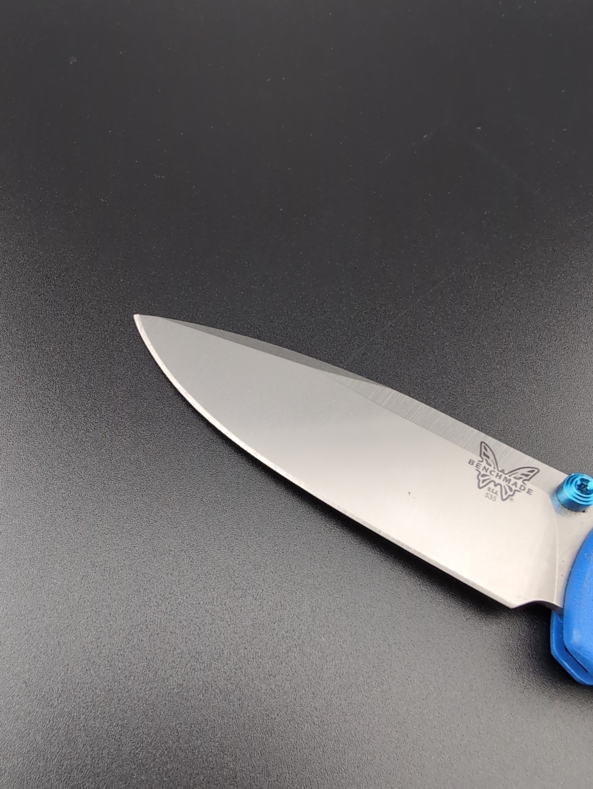 Benchmade – 535 Bugout – Blue Grivory Handles S30V Plain Satin Blade – BS-155