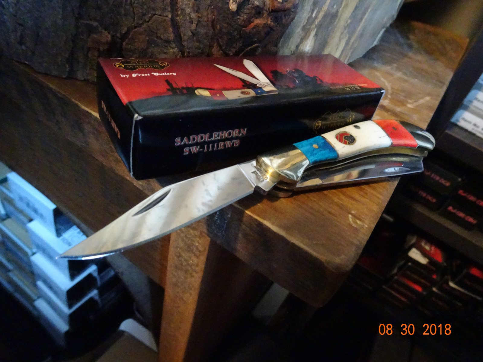 STEEL WARRIOR 3 3/8″ CLO SADDLEHORN POCKET KNIFE 440 BLADES RED WHITE BLUE BONE