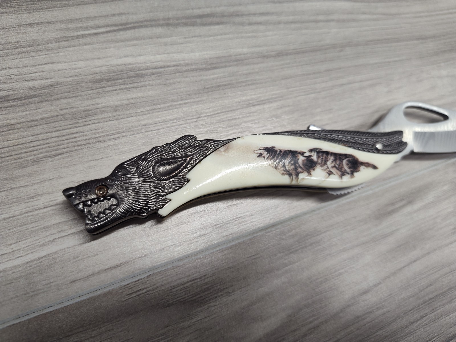 Wolf Motif Folding Pocketknife Clip Point Plain Edge White Black 2.76-4in Blade