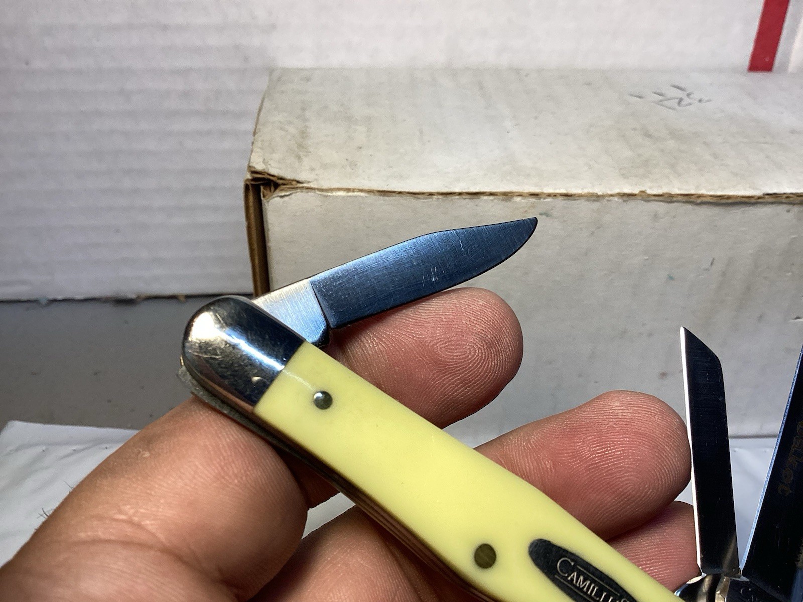 Camillus USA Yellow Jacket 72 Medium Stockman Pocketknife Yellow Handle. Nice
