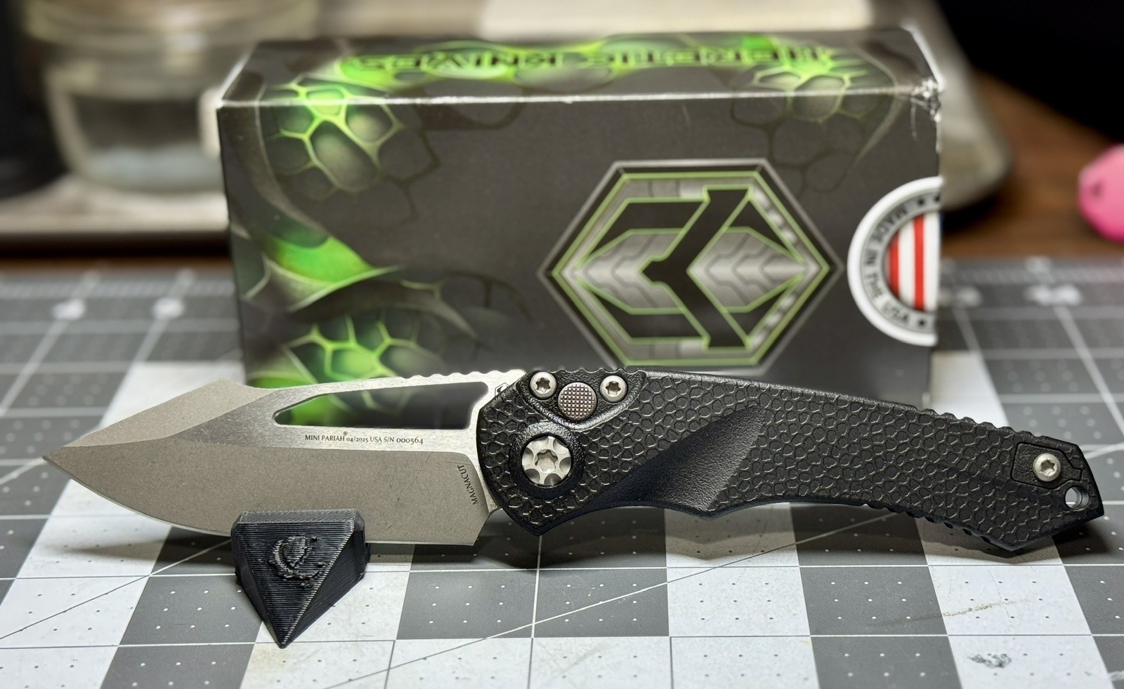 Heretic Knives Combo – Mini Pariah Magnacut Single Edge & Heretic Knives Shirt