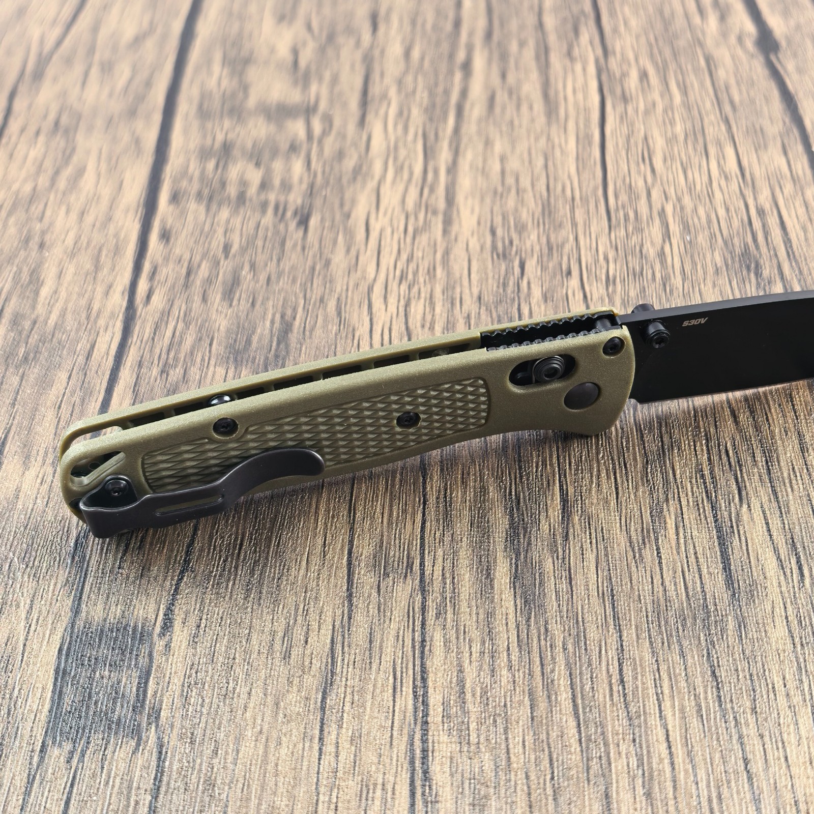 Benchmade-Knives 535 Bugout-Green CF-Elite Handle CPM-S30V-Steel Knives