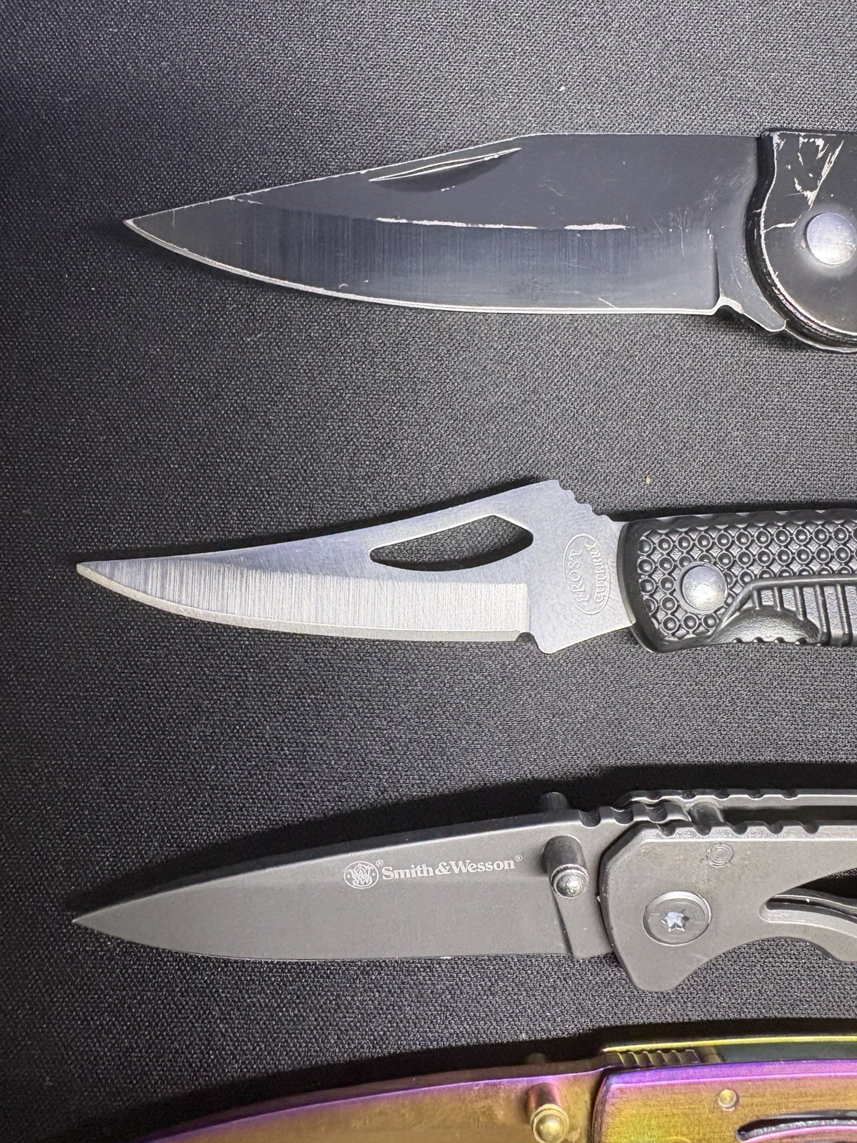 7 Count Lock Back EDC Knives. 2 Smith And Wesson 4 Non Branded 1 Key Knives
