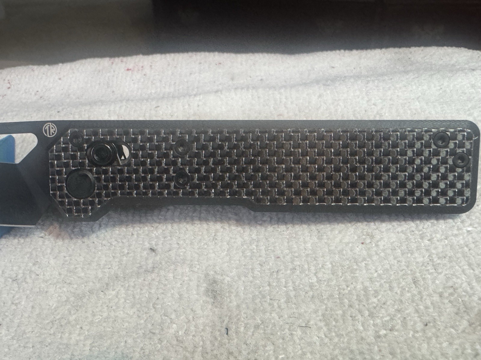 TACRAY TARCUS D2 Tanto Plain Edge Manual Crossbar lock Carbon Fiber w/ Clip