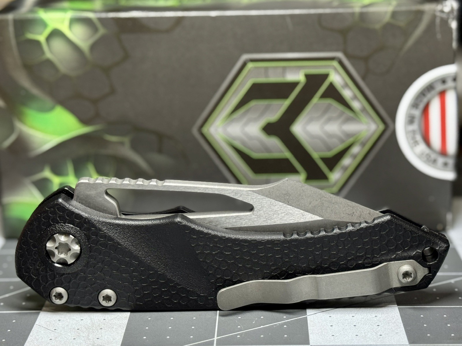 Heretic Knives Combo – Mini Pariah Magnacut Single Edge & Heretic Knives Shirt