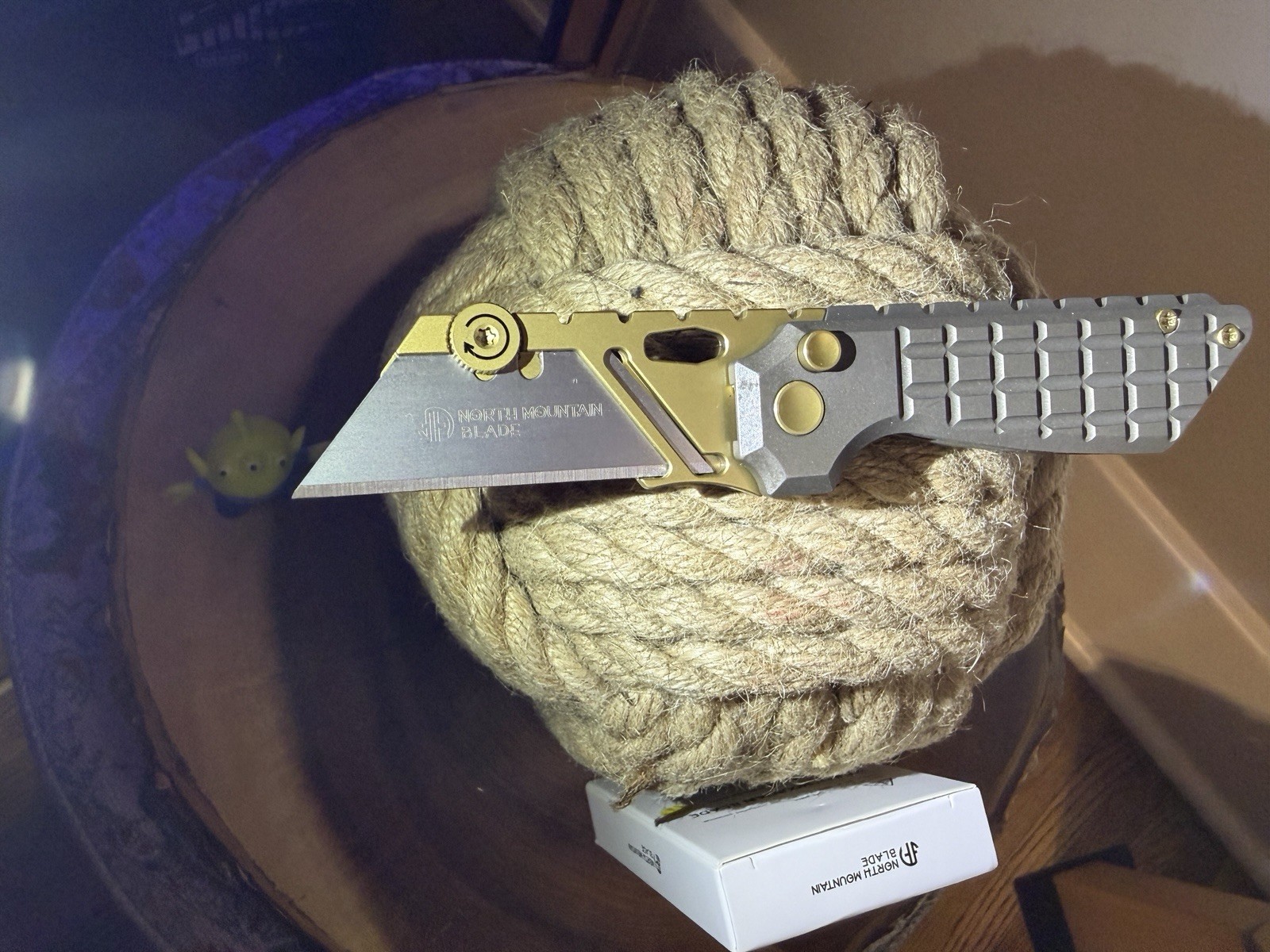 North Mountain Blade Titanium Pocketknife Gray/Gold SS Wharncliffe Manual