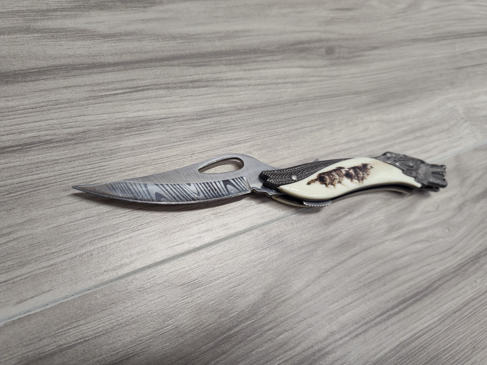 Wolf Motif Folding Pocketknife Clip Point Plain Edge White Black 2.76-4in Blade