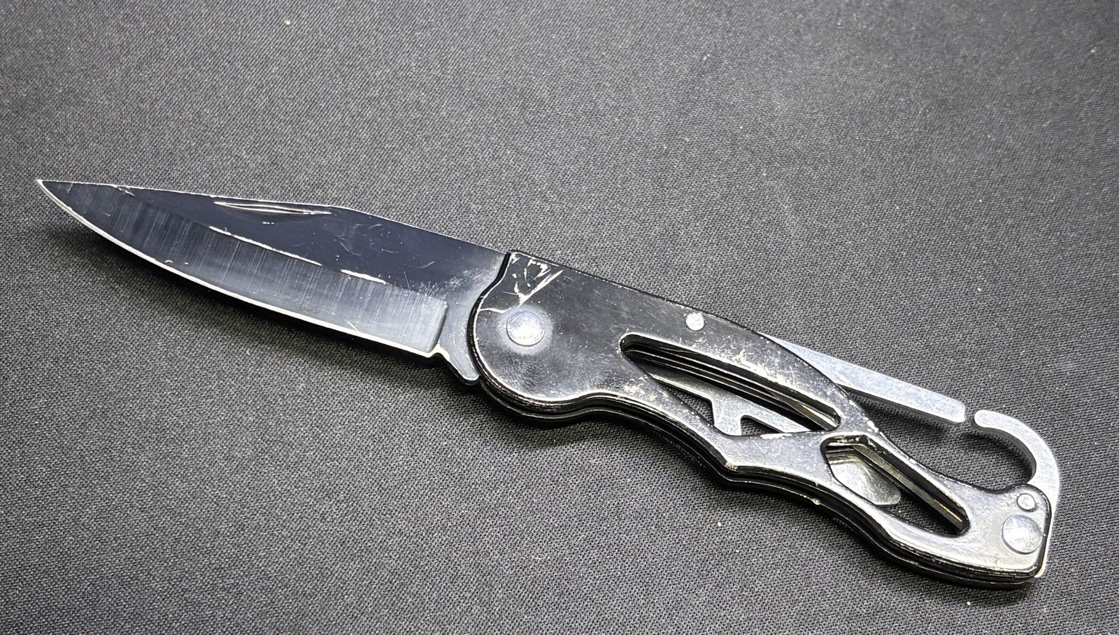 7 Count Lock Back EDC Knives. 2 Smith And Wesson 4 Non Branded 1 Key Knives