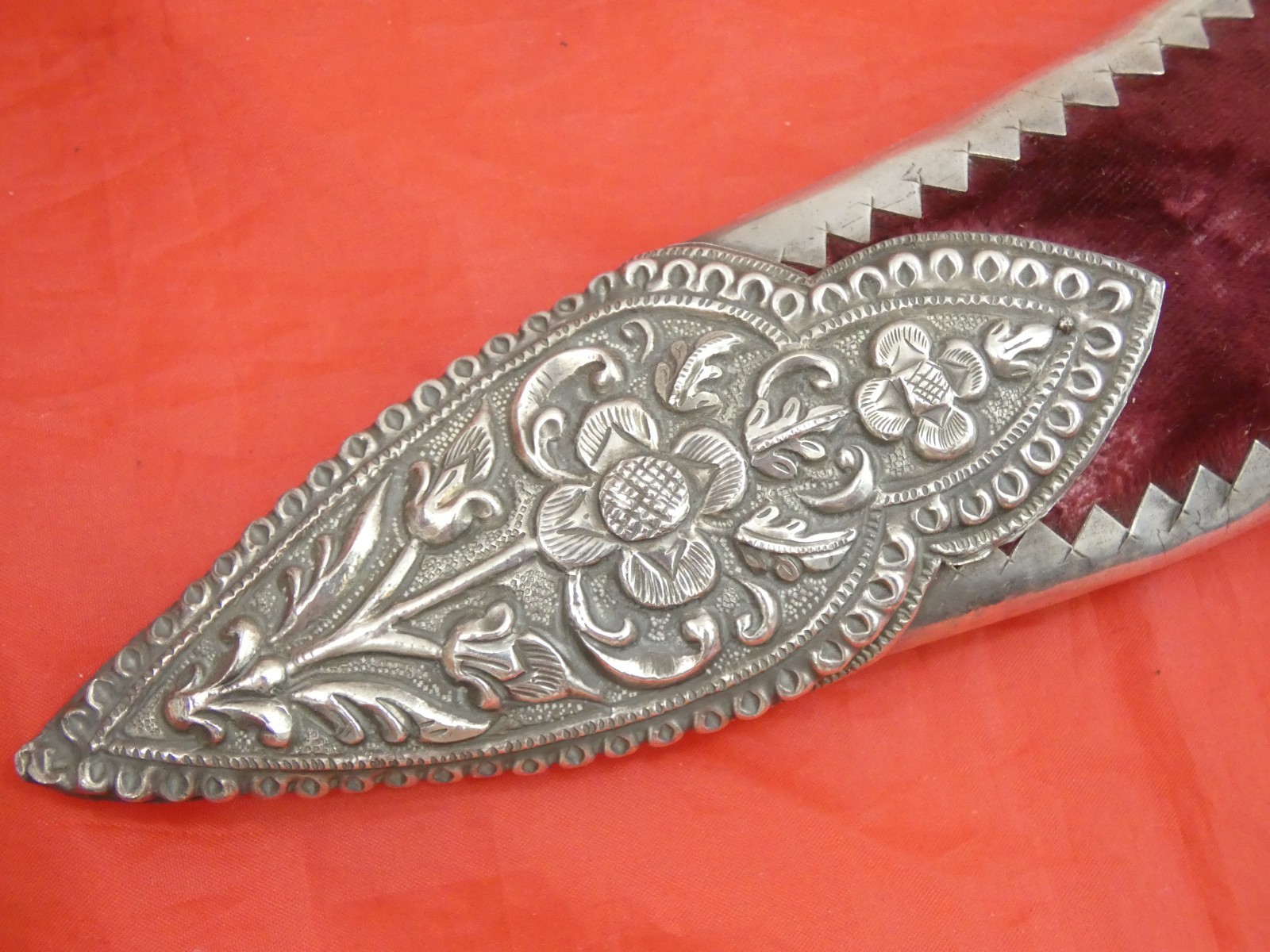 EXCEPTIONAL QUALITY ANTIQUE SILVER MOUNTED KUKRI DAGGER NEPAL INDIA Gurgha Sword