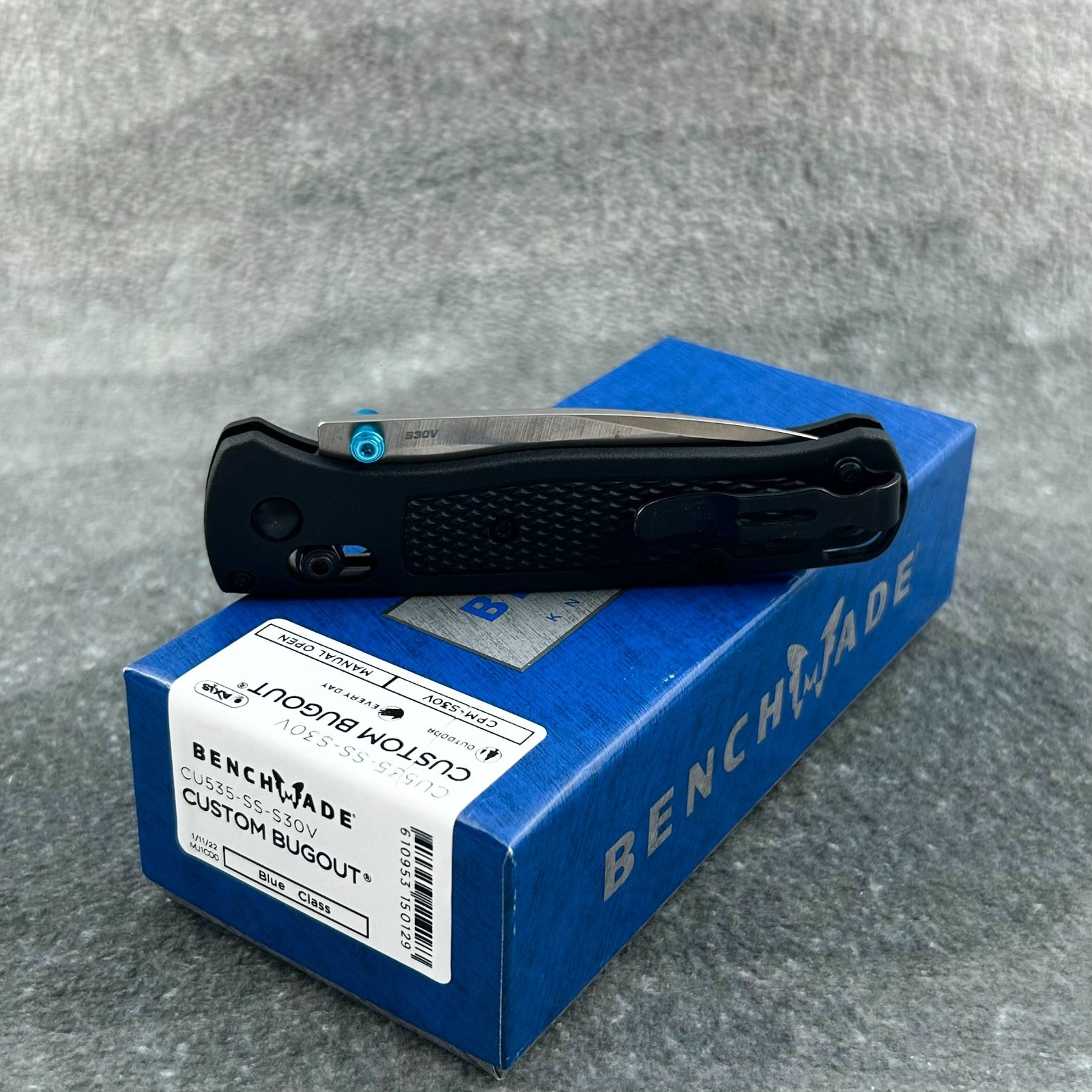 Benchmade-Bugout-(535BK-2) Black CF-Elite Handle CPM-S30V-Satin Drop Point Knive