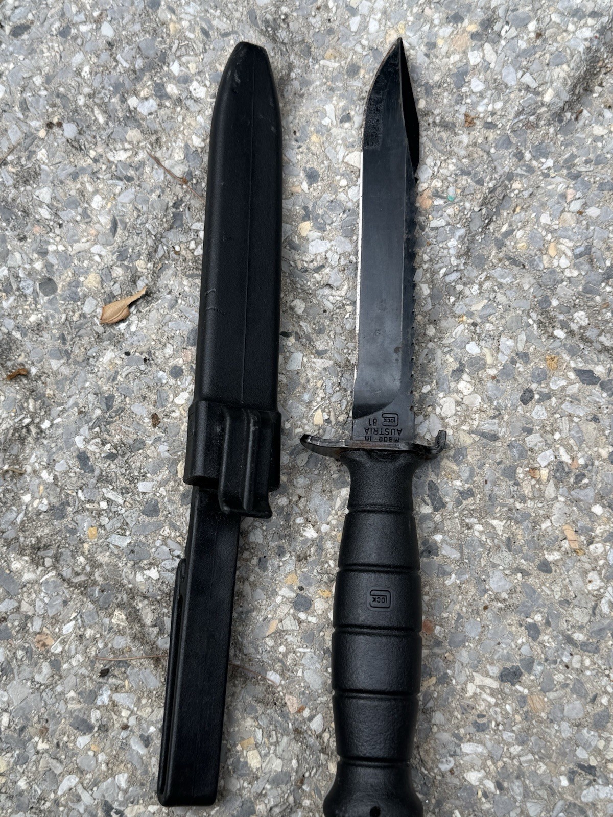 Glock Combat/Survival Fixed Blade Knife, Black Clip Point, Sheath, model 81
