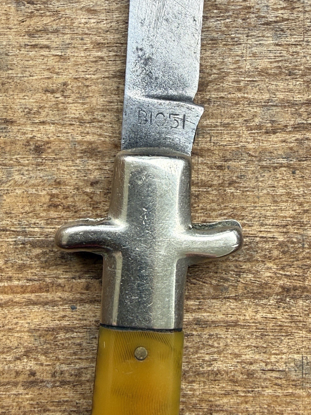 W.R. Case & Sons B1051 Fishtail Bow Tie Knife 1905-1914 Yellow Antique Rare