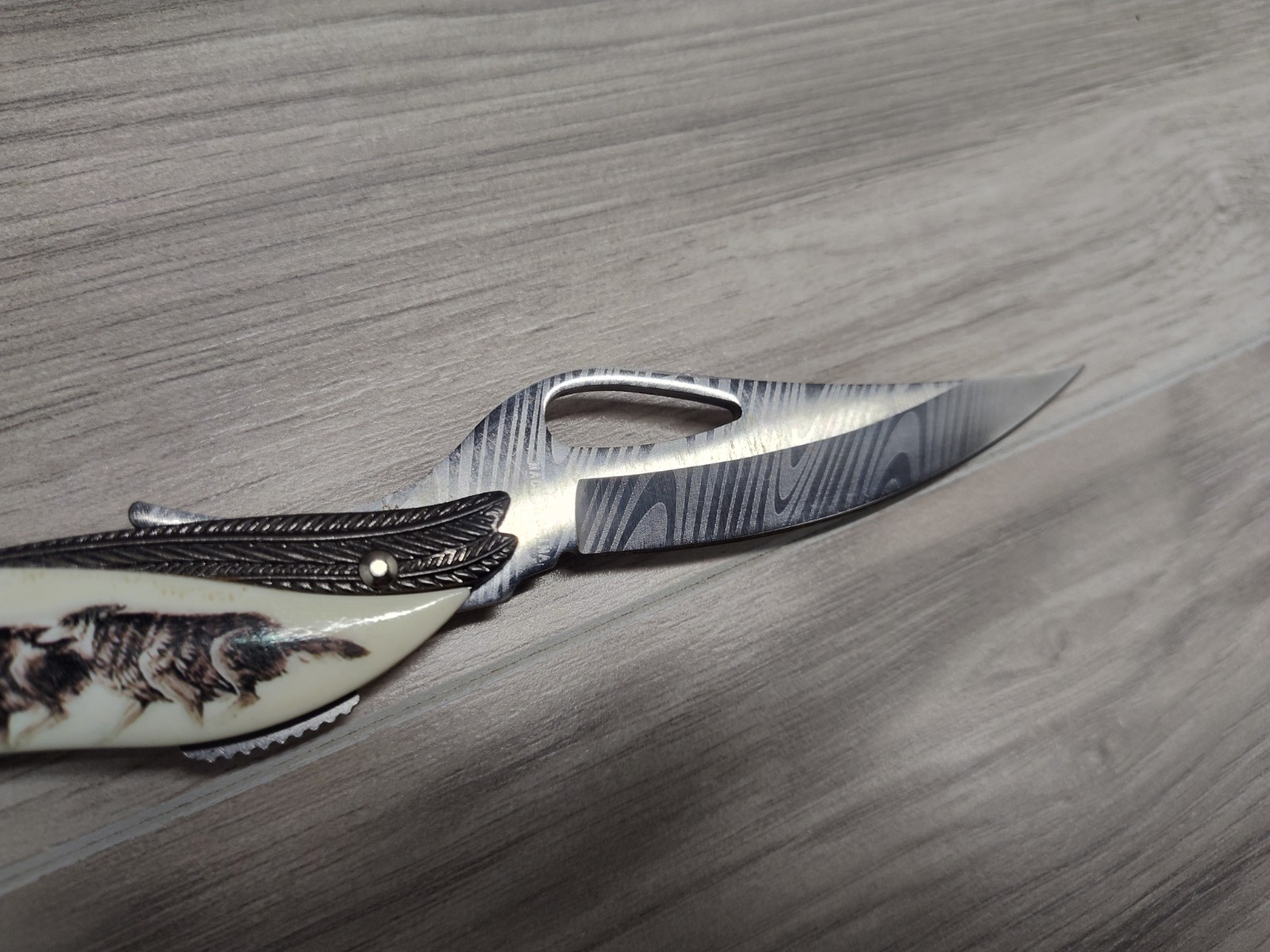 Wolf Motif Folding Pocketknife Clip Point Plain Edge White Black 2.76-4in Blade