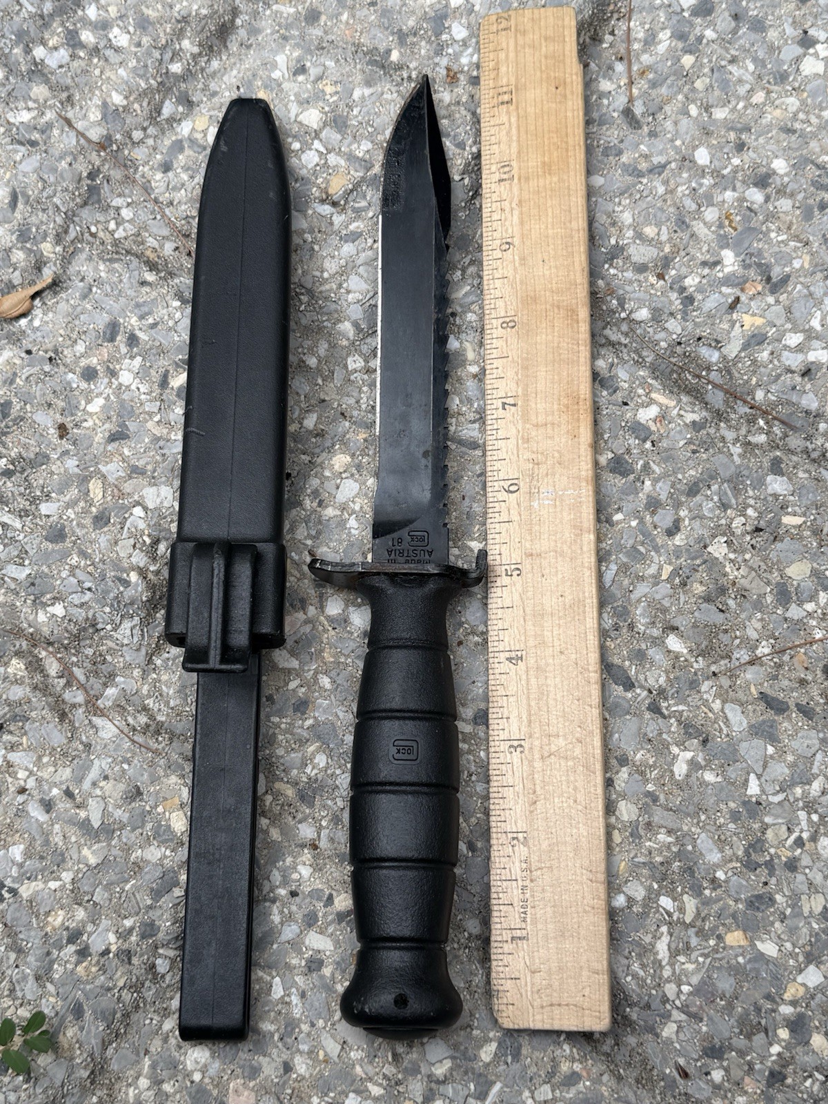 Glock Combat/Survival Fixed Blade Knife, Black Clip Point, Sheath, model 81
