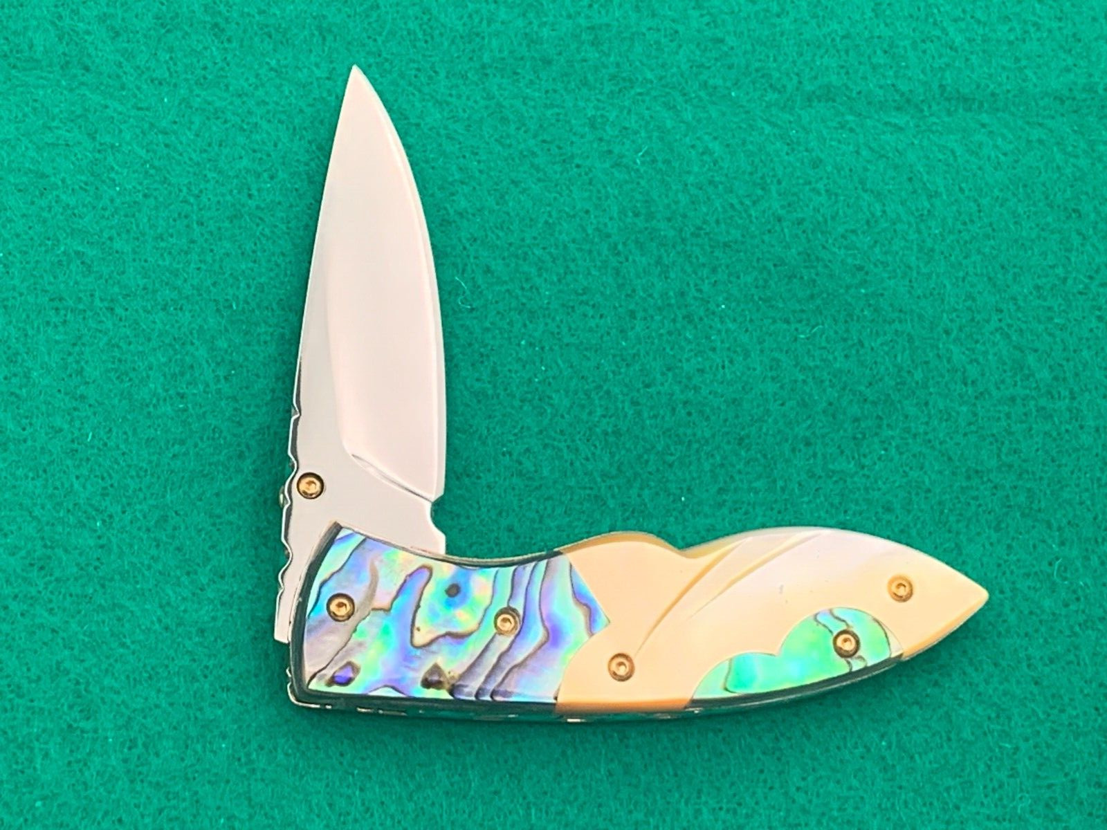 CUSTOM TAWEESAK KNIFE MOTHER OF PEARL / CASE NONE BETTER MUSEUM QUALITY) w/CASE