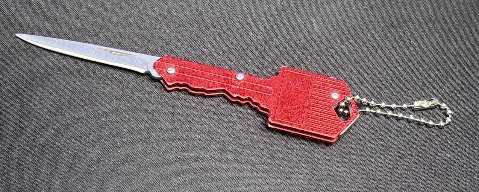 7 Count Lock Back EDC Knives. 2 Smith And Wesson 4 Non Branded 1 Key Knives