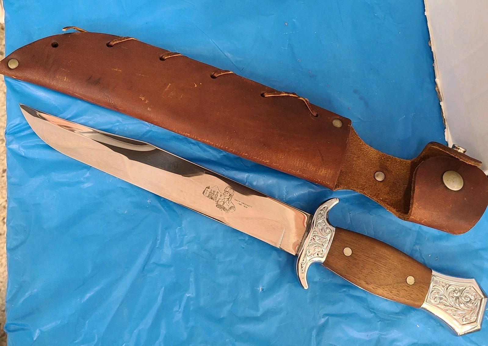 Davy Crockett Carvel Hall USA Commemorative Reproduction Bowie Knife 15″ 1976